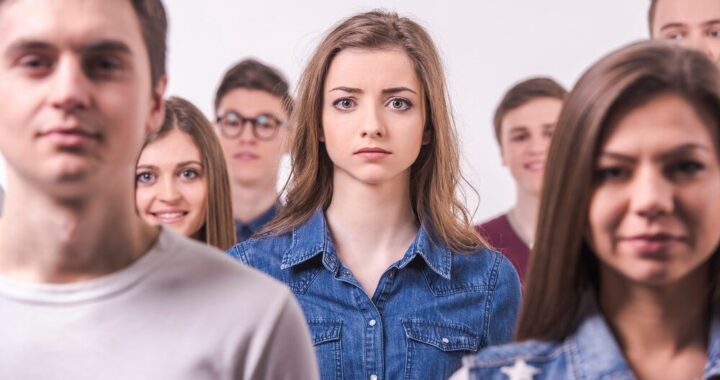 ostracyzm---co-to-znaczy-i-jak-dziala-w-grupie